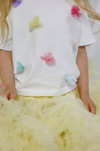 T-shirt z tiulowymi kwiatuszkami